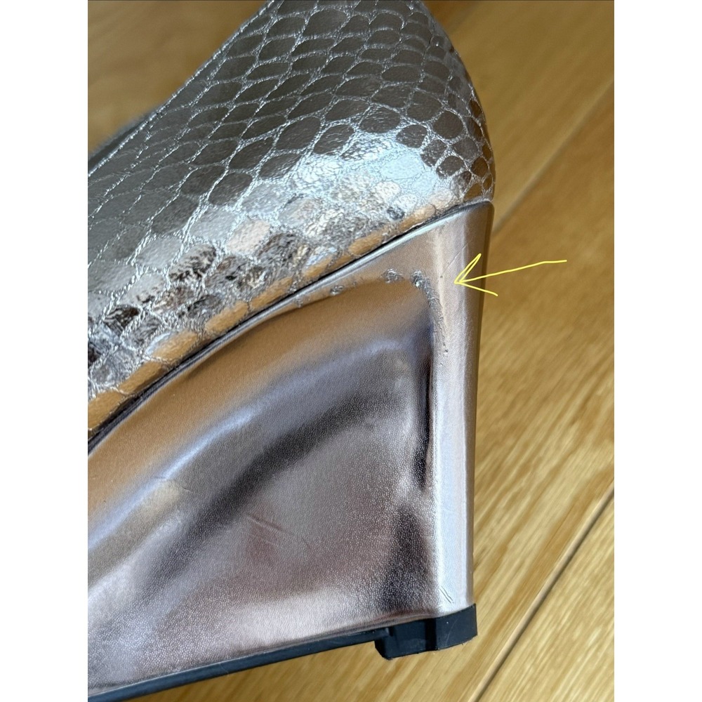 BANDOLINO Peep Toe Wedge Pumps Women's Size 8M Silver Reptile Scale Print 3" - Picture 9 of 10